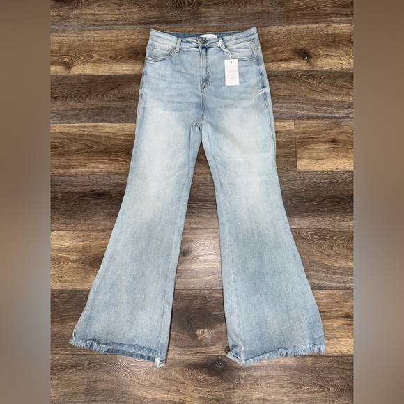 NWT💙RISEN MORNING SUN HIGH RISE SPLIT HEM LIGHT WASH FLARE JEANS Size 1X - Picture 6 of 15